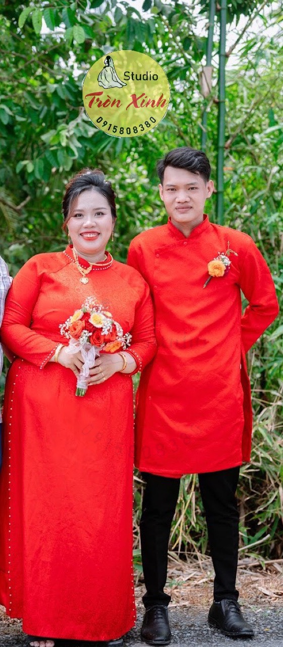 Màu đỏ nóng bỏng nổi bật cũng làm các nàng dâu rạng rỡ hơn trong ngày cưới của mình